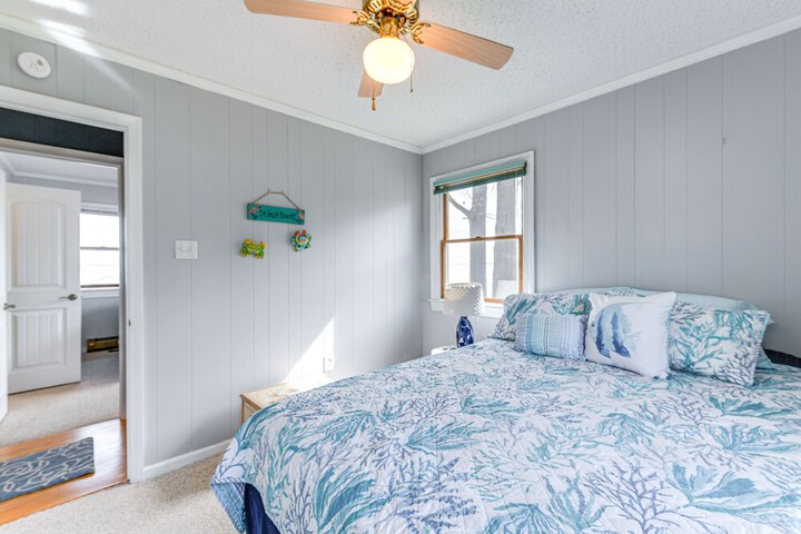 Riverfront Colonial Beach Home w / Private Beach!