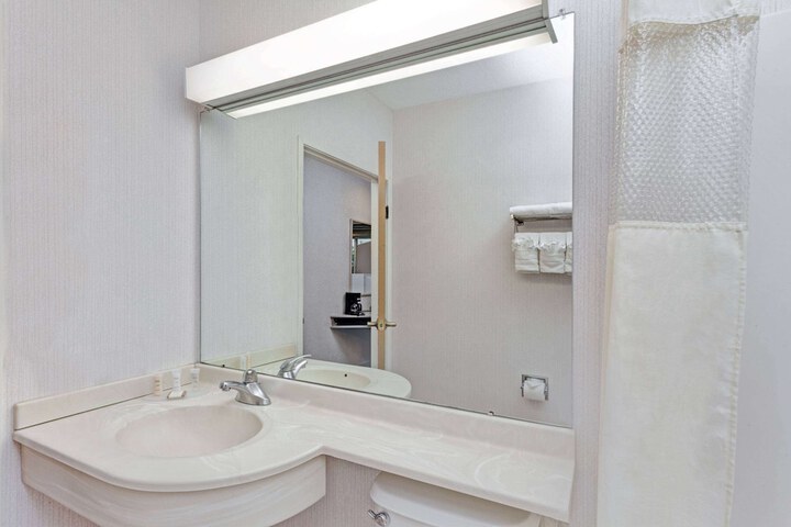 Red Lion Inn & Suites Elk Grove Village