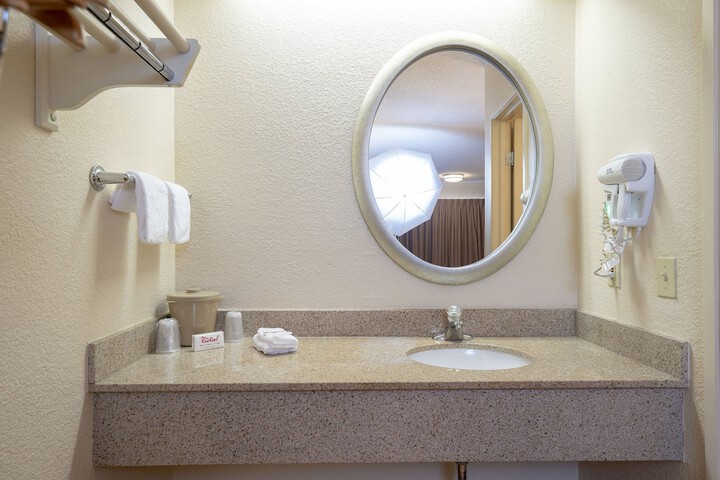 Red Roof Inn Detroit - Roseville / St. Clair Shores