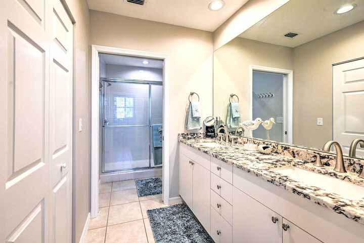 Naples Escape in Regatta w / Resort Amenities!