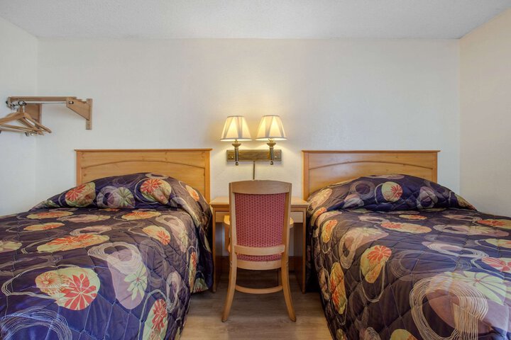 Room 10 of 32