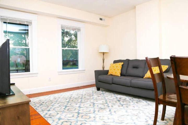 Stylish Apartment in Malden. 20 min from Boston