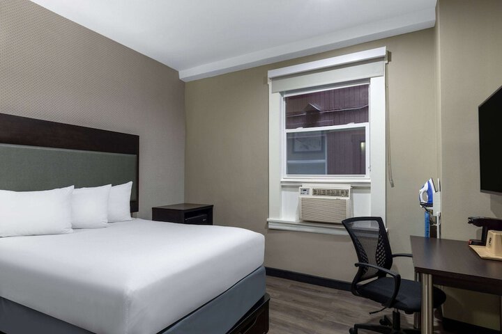 Room 9 of 37