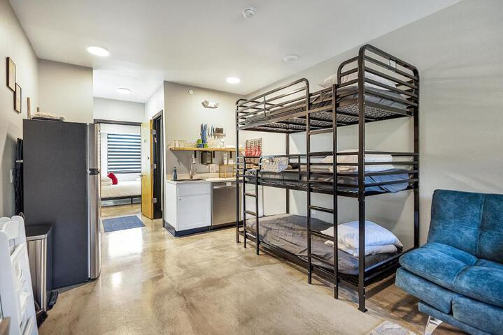 Group suite near Six Flags with onsite activities