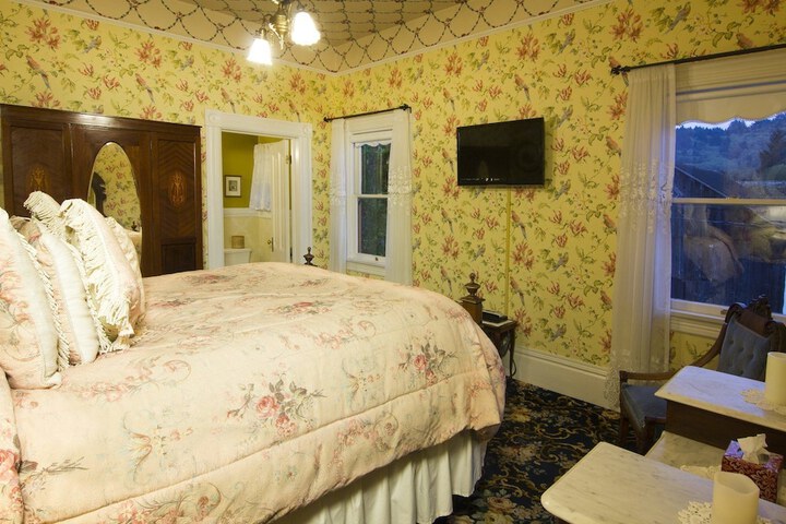 Gingerbread Mansion Inn
