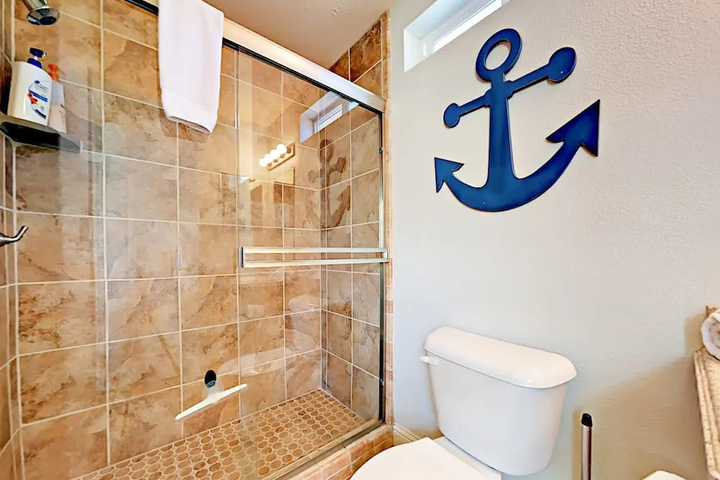 Charming 2br 300 Yards To Beach! 2 Bedroom Home