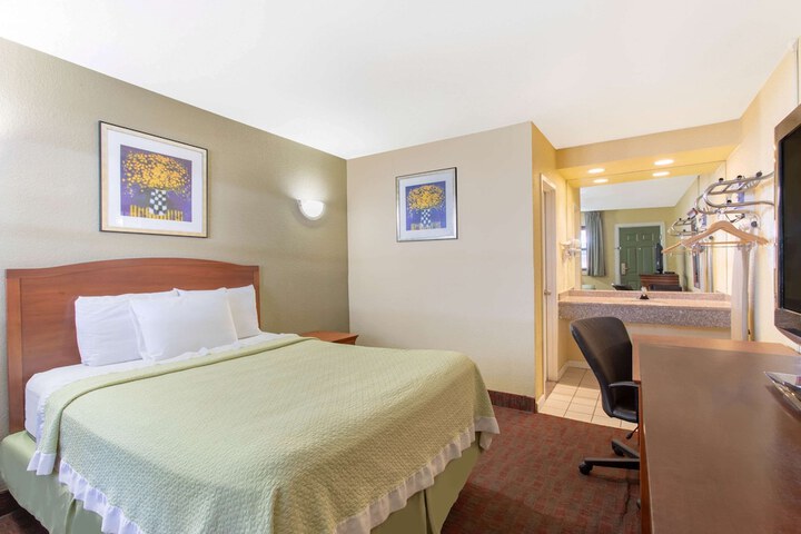 Room 9 of 18