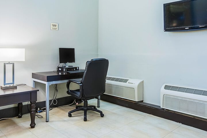 Business Center 17 of 17