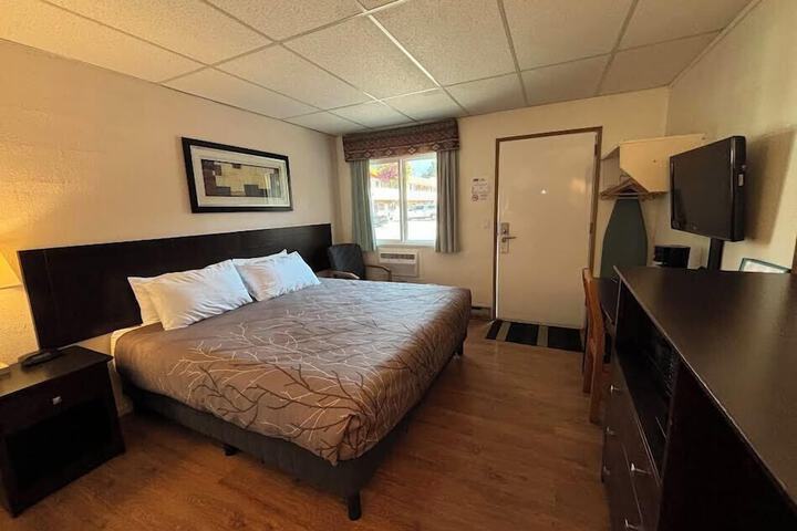 Room 3 of 28