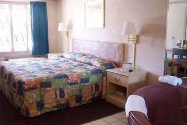 Room 4 of 9