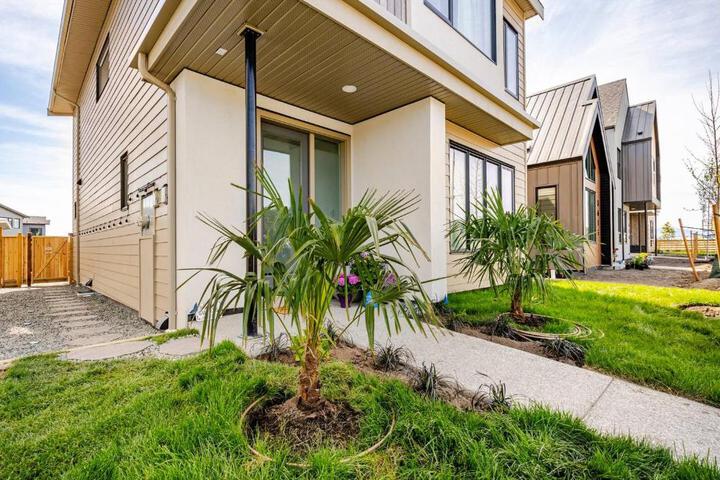 Victorias Family Oceanside Retreat brand new 2br basement