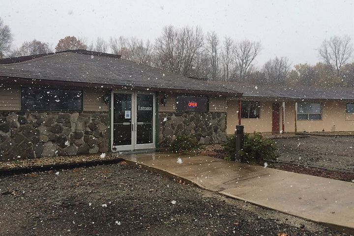 THE COUNTRY EDGE MOTEL
