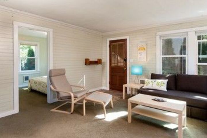 2BR Bay View Bungalow in Poulsbo by RedAwning