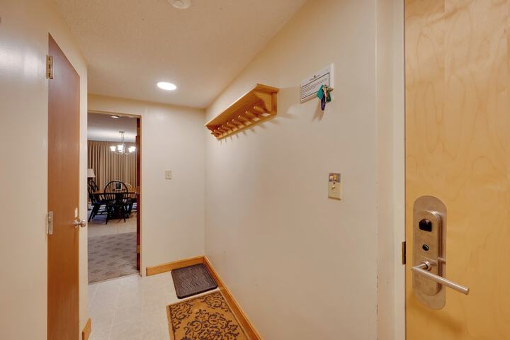Close to Smuggs Lifts! Cozy Mountain-view Condo