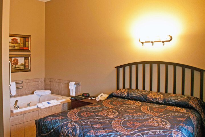 Room 6 of 18
