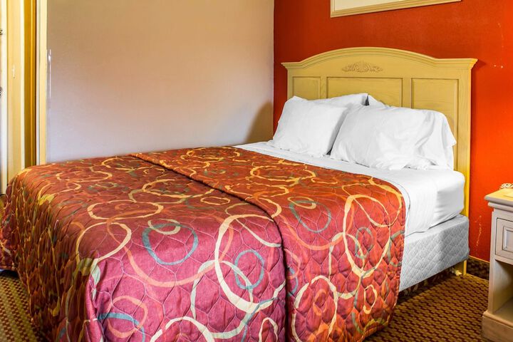 Econo Lodge Inn & Suites Walnut