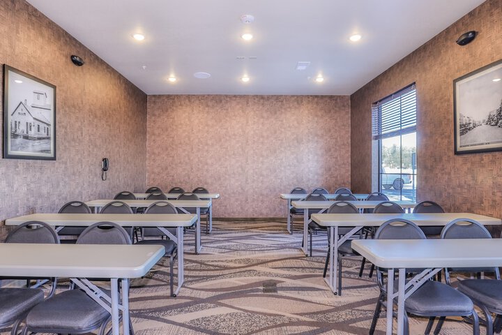 Cobblestone Hotel & Suites - Waukesha / West Milwaukee