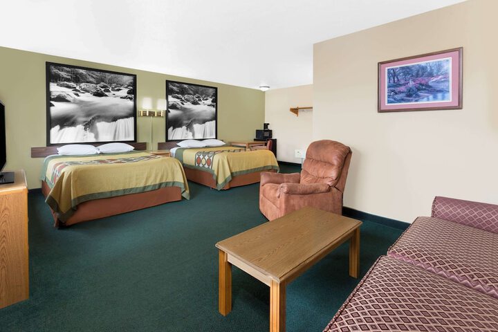 Room 25 of 28