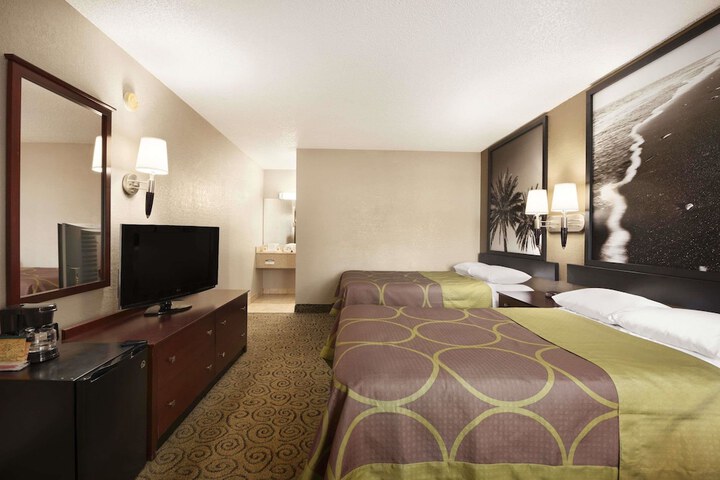 Room 7 of 18