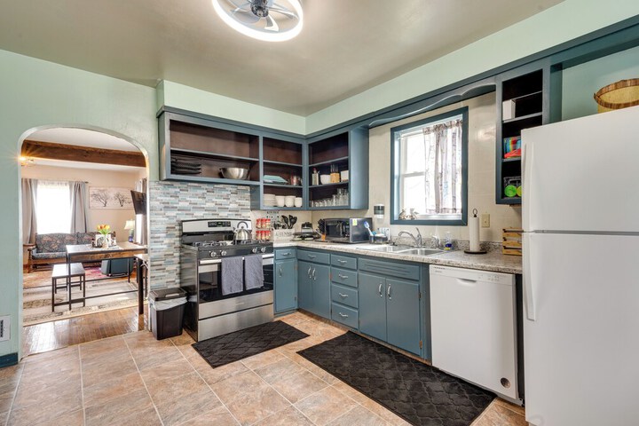 Charming Eagle Grove Farmhouse w / Patio!