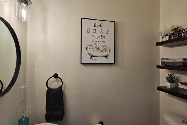 Cozy & Modern 3-Bed Retreat - 8 Mins to Bridge St