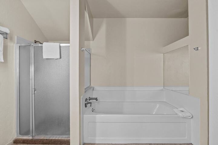 Red Arrow Inn & Suites a Travelodge by Wyndham