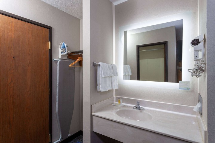 Days Inn by Wyndham Wooster