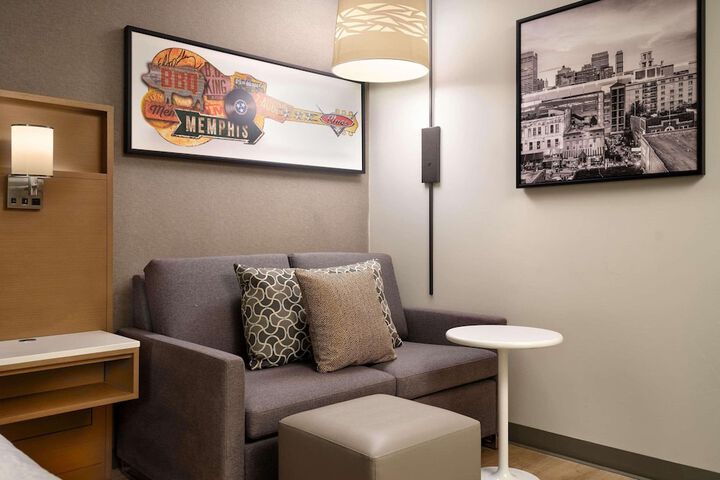 Room 6 of 25