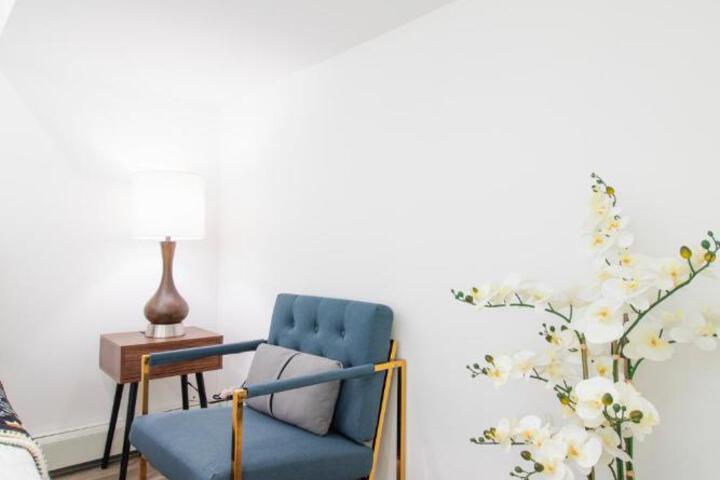 Exceptional & Central Garden Suite, Top Amenities & Care!