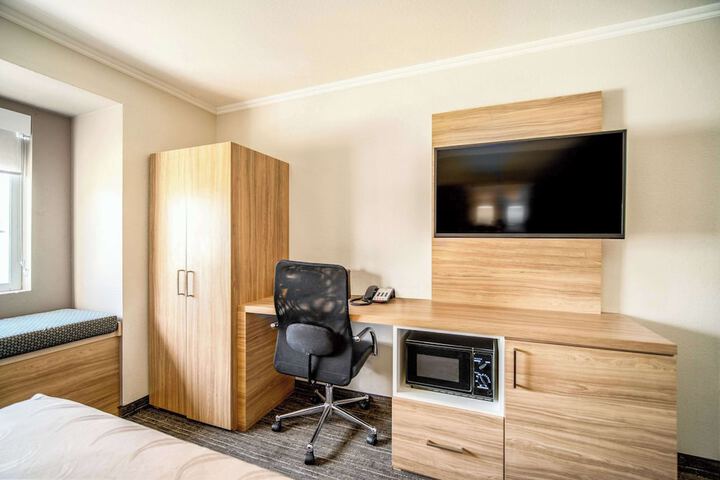 Room 10 of 28