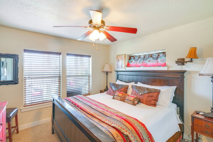 Walk to Main St! Ennis Townhome w / Balcony