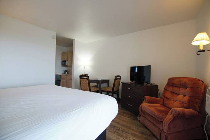 Snyders Shoreline Inn