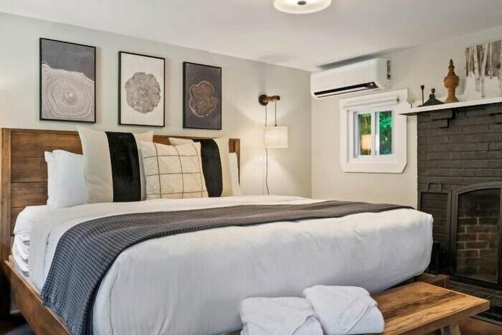 The Aurora Inn & Cottages