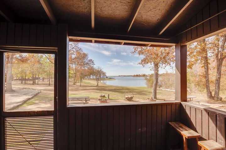 Community Pier: Cozy Kerens Cabin!