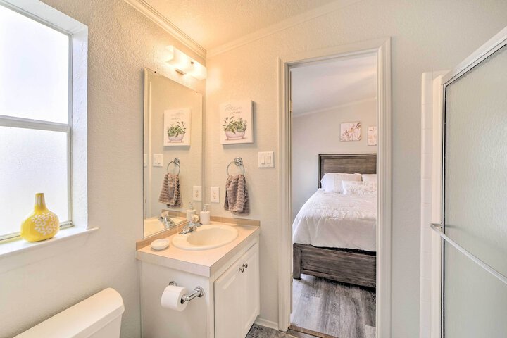 Eufaula Escape w / Deck - Steps to Lake!