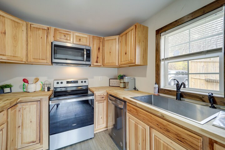 Hilltop Hideaway w / Scenic Views & Hot Tub!