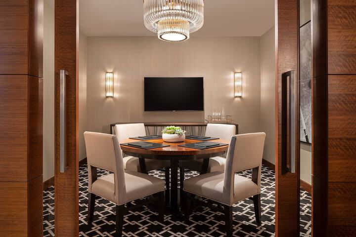 Lounge 75 of 102