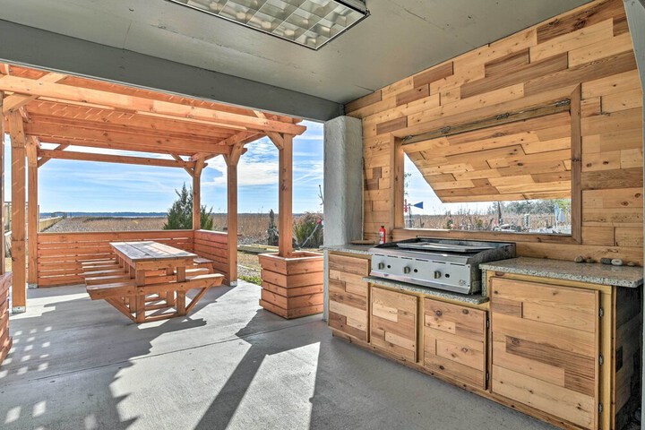Luxurious Waterfront Home w / Private Pier & Views!