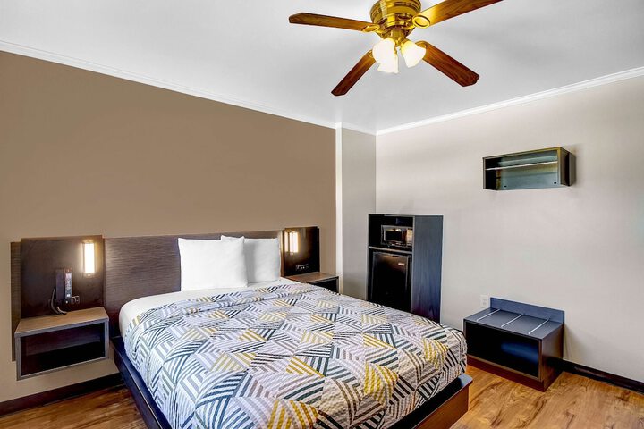 Room 14 of 36
