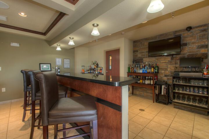 Lounge 43 of 56