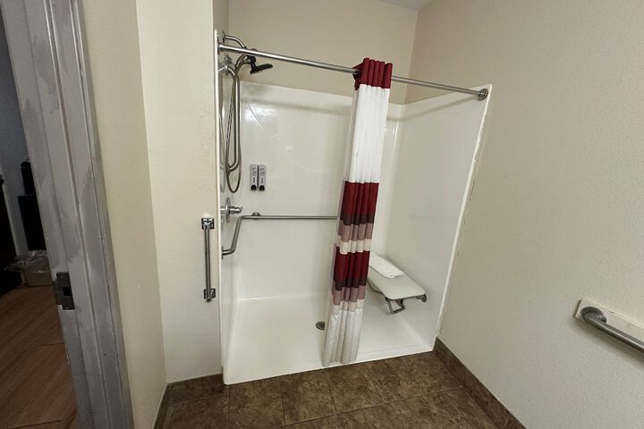 Econo Lodge Inn & Suites