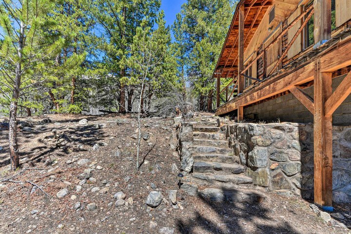 Idyllic Twin Lakes Escape w / Views of the Lakes