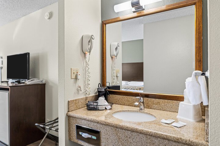Room 14 of 27