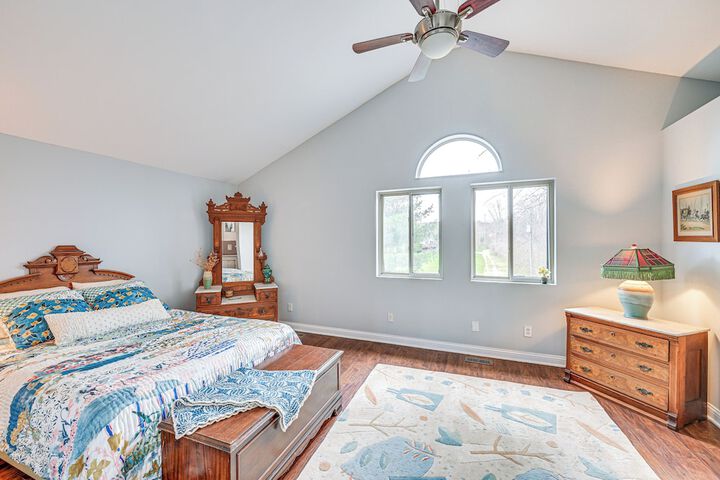 8 Mi to Lake Michigan: Creative Retreat w / Deck!