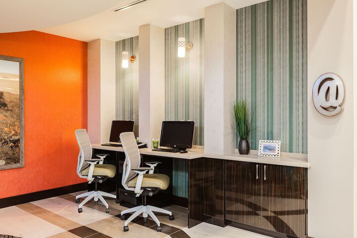 Holiday Inn Express & Suites Eureka by IHG