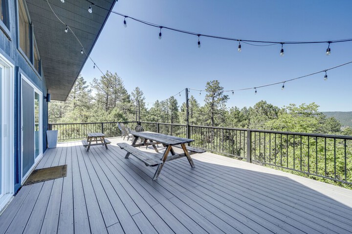 Pine Cabin w / Large Deck & Scenic Mountain Views!