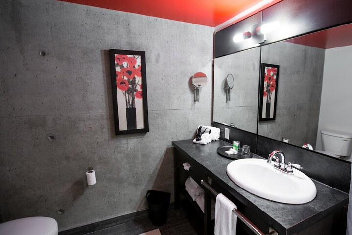 Room 32 of 61