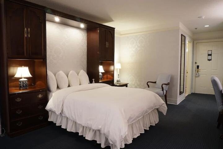Room 9 of 26