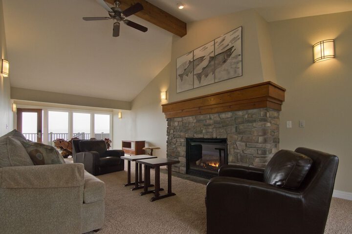Lounge 62 of 73