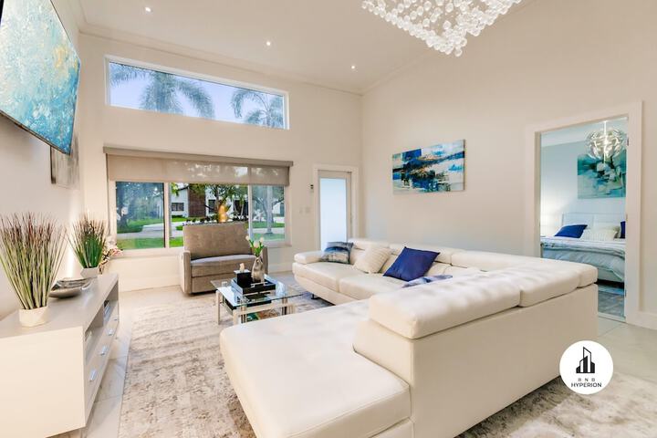 Stylish Aventura Home With Pool on Intercostal